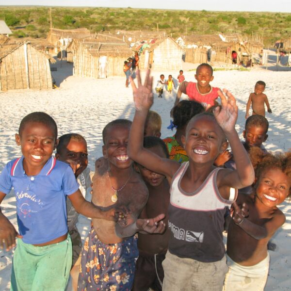 bambini festanti al villaggio Salary in Madagascar