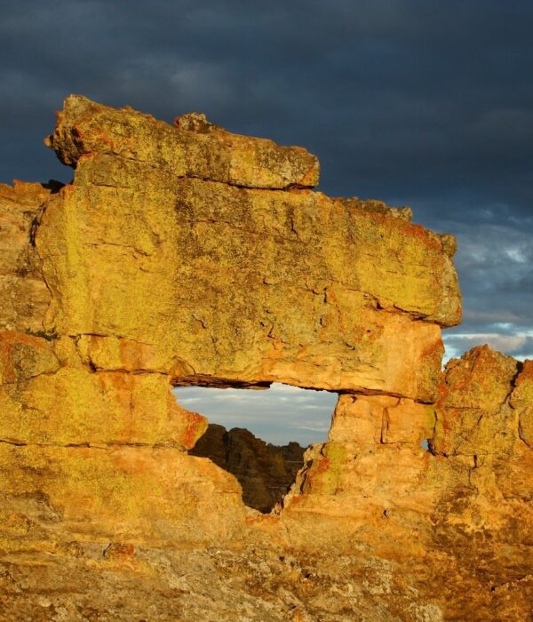 Roccia chiamata la finestra dell'Isalo nel parco nazionale in Madagascar