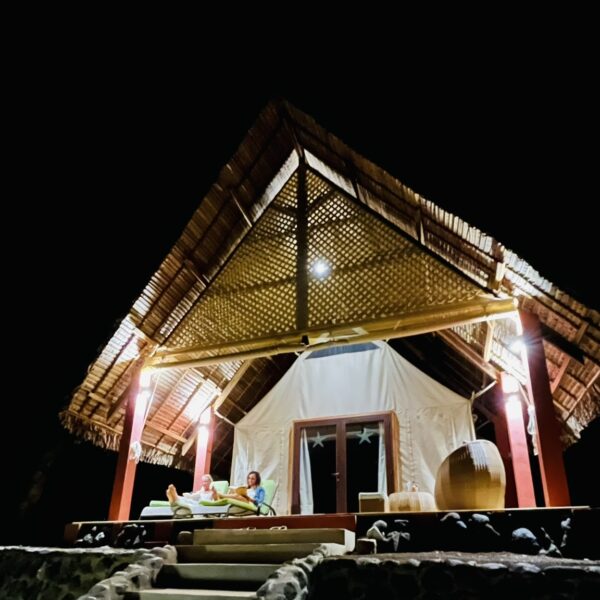 Vista notturna di una delle Glamping tents del Sakatia Lodge hotel a Nosy Sakatia - Madagascar