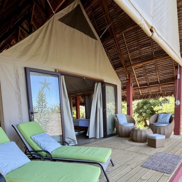 Spazio esterno delle Glamping tents del Sakatia Lodge hotel a Nosy Sakatia - Madagascar